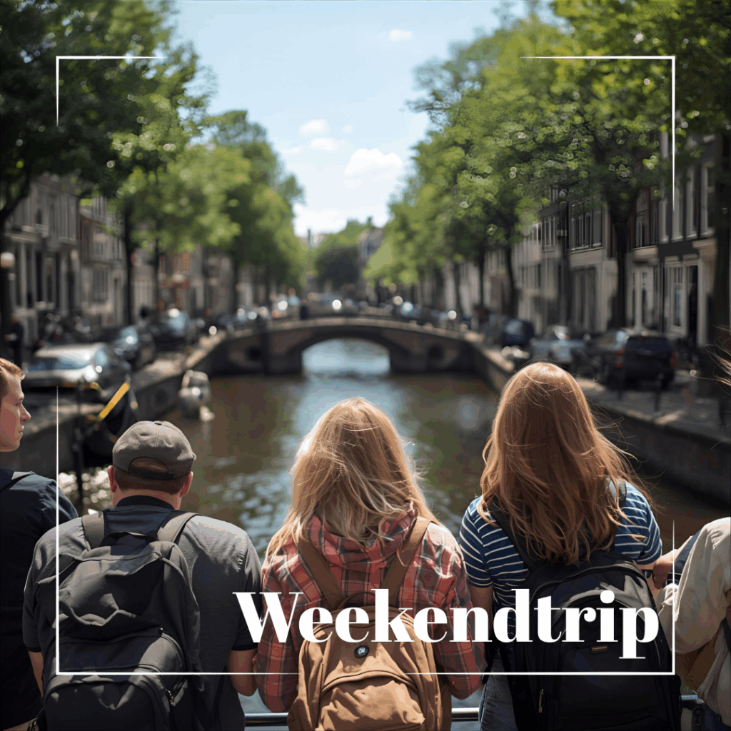 Junge Erwachsene blicken auf einen Kanal